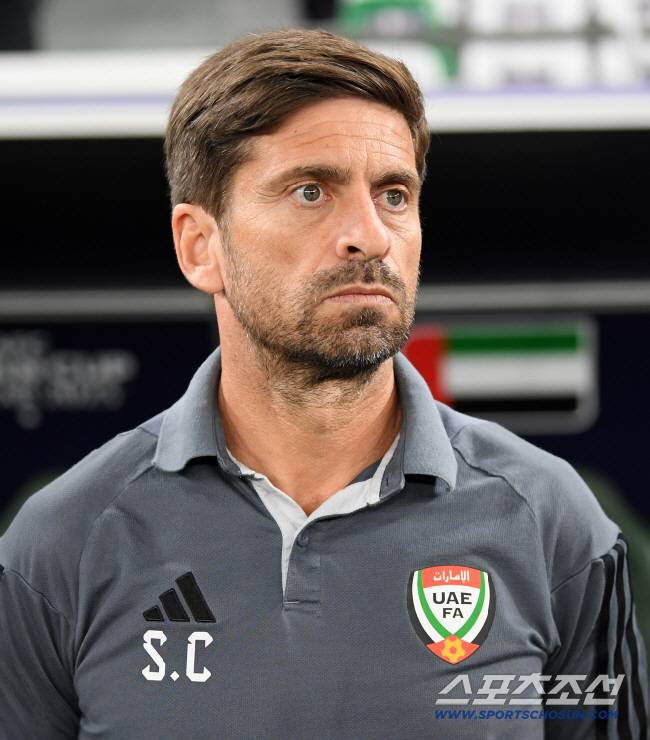 23일(현지시간) 카타르 알라이얀 에듀케이션 시티 스타디움에서 열린 2023 아시아축구연맹(AFC) 카타르 아시안컵 이란과 아랍에미리트의 경기. 세르지우 코스타 아랍에미리트 수석코치가 벤투 감독을 대신해 경기를 이끌고 있다. 알라이얀(카타르)=박재만 기자 pjm@sportschosun.com/2024.01.23/