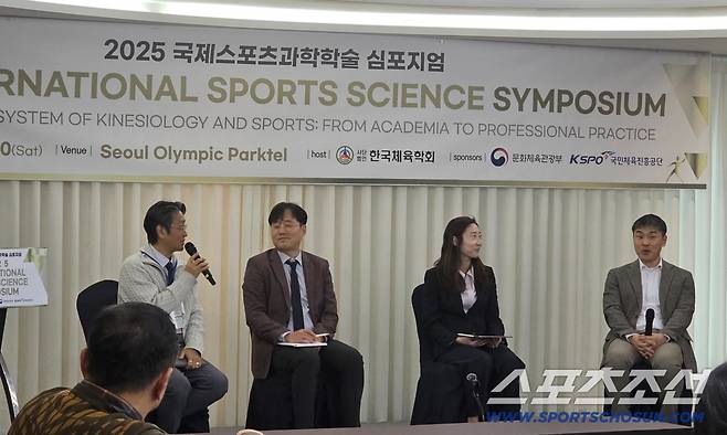 왼쪽부터 정용철 서강대 교수, 강호석 스쿼시 대표팀 감독, 서정화 변호사, 최준혁 운동선수 학부모 연대 경기지부 대표.