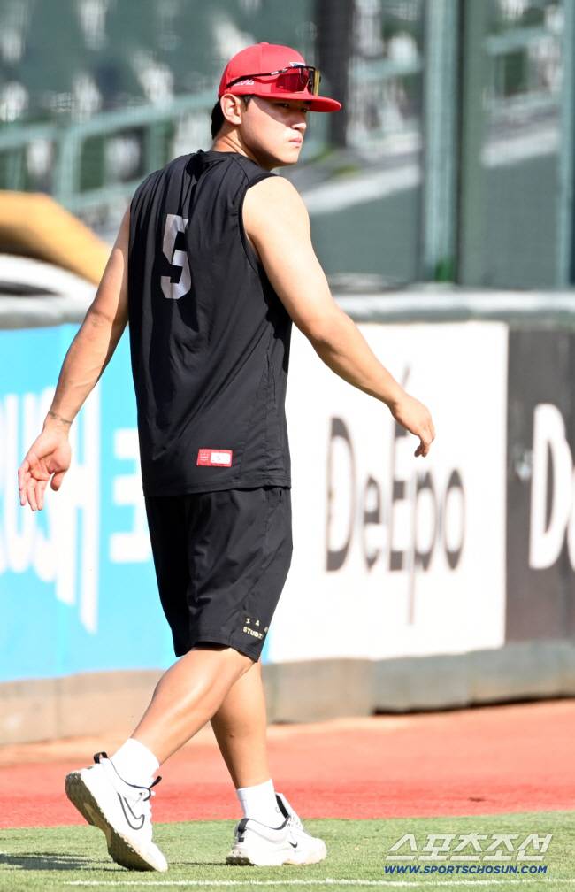 7일 부산 사직야구장에서 열린 KIA와 롯데의 경기, 김도영이 훈련을 위해 그라운드로 나서고 있다. 부산=허상욱 기자wook@sportschosun.com/2025.08.07/