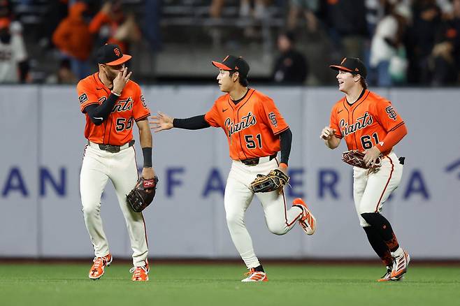 SAN FRANCISCO, CALIFORNIA - SEPTEMBER 26: Grant McCray #58, Jung Hoo Lee #51 and Drew Gilbert #61 of the San Francisco Giants celebrate after a win against the Colorado Rockies at Oracle Park on September 26, 2025 in San Francisco, California.   Lachlan Cunningham/Getty Images/AFP (Photo by Lachlan Cunningham / GETTY IMAGES NORTH AMERICA / Getty Images via AFP)







<저작권자(c) 연합뉴스, 무단 전재-재배포, AI 학습 및 활용 금지>