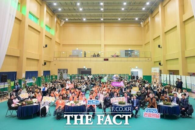 '2025 순천 관광의 날' 참석자들이 19일 어울림체육센터에서 '우리 모두가 만드는 순천관광' 피켓을 들고 기념촬영을 하고 있다. /순천시