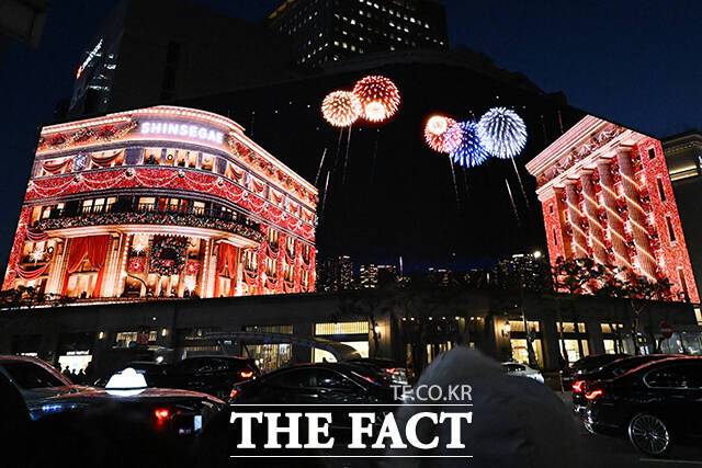 22일 오후 서울 중구 신세계백화점 본점에 설치된 미디어 파사드 '신세계스퀘어'에서 크리스마스 영상이 송출되고 있다. /송호영 기자