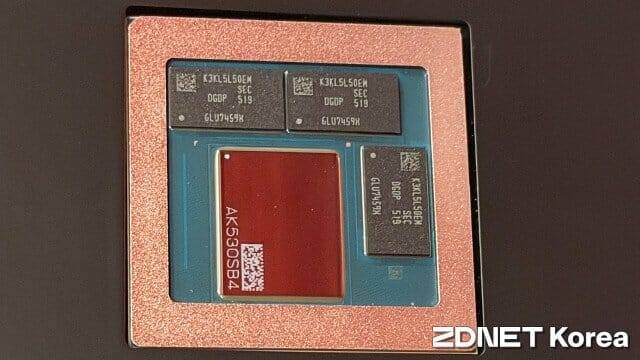 스냅드래곤 X2 엘리트 익스트림 SoC. LPDDR5x 메모리를 같은 패키지 안에 넣어 완성했다. (사진=지디넷코리아)