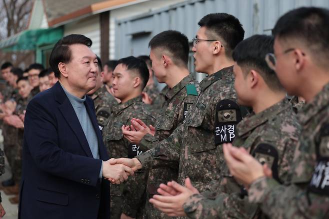 윤석열 대통령이 2023년 12월 28일 경기 연천군에 위치한 육군 제5보병사단을 방문해 경계 초소 시찰·간담회·오찬 등 일정을 마친 후 떠나며 작별 인사를 하고 있다./대통령실