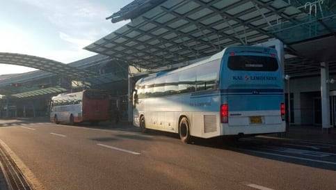 리무진 버스가 인천국제공항 제1여객터미널 앞에 정차해있는 모습./조선DB