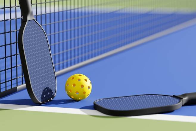 피클볼에 사용되는 라켓과 볼. /질레스 라켓 스포츠 캡처