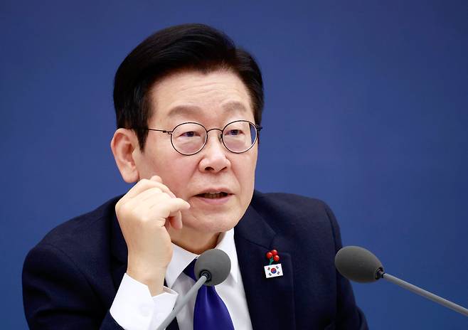 이재명 대통령이 16일 정부세종컨벤션센터에서 열린 보건복지부(질병관리청)·식품의약품안전처 업무보고에서 정은경 복지부 장관에게 질문하고 있다. /연합뉴스