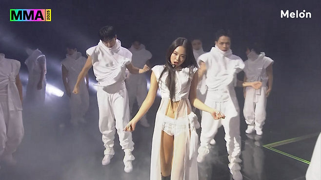 ‘Seoul City’에서 착용한 의상. 유튜브 멜론 Melon