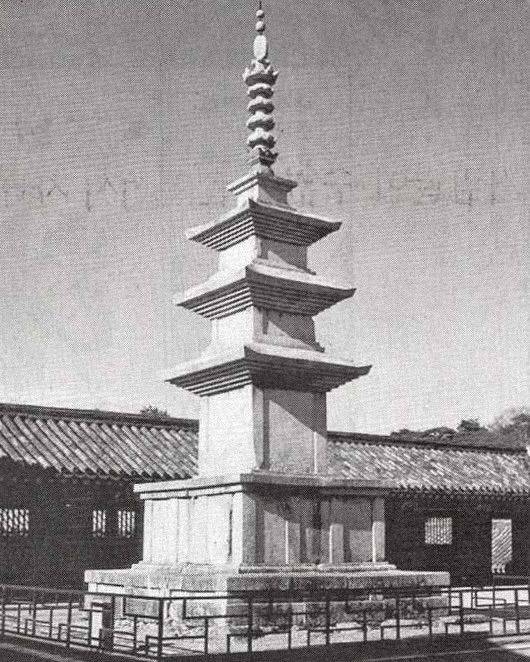 불국사 석가탑에서 영감을 얻은 드레스. 인스타그램 @leje.official