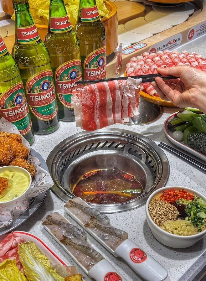 회전 초밥처럼 레일 위를 도는 재료를 골라 담아 1인용 훠궈를 무한리필로 즐길 수 있는 용가훠궈. 사진 네이버지도 용가훠궈 업체 등록 사진