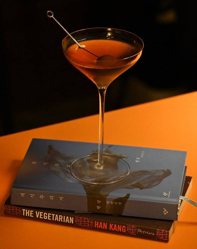 혼자라면 더 환영받는 장소인 책바에서는 다양한 책과 함께 위스키, 칵테일을 즐길 수 있다. 사진 네이버 지도 책바 업체 등록 사진