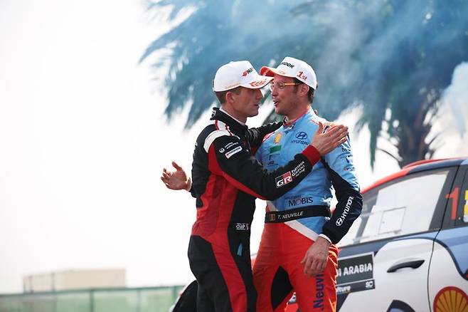 지난 11월 2025 WRC 최종전 ‘랠리 사우디아라비아’에서 포디움에 오른 현대 월드 랠리팀 소속 티에리 누빌(오른쪽) 선수를 TGR-WRT 소속 세바스티엥 오지에 선수가 축하하고 있다.ⓒ현대자동차