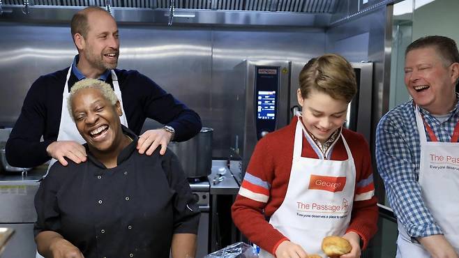 16일 노숙인 쉼터 더 패시지를 처음 방문한 조지 왕세손(오른쪽 두 번째)이 아버지 윌리엄 왕세자((왼쪽 첫 번째)와 함께 노숙인을 위한 식사를 준비하고 있다. 출처 켄싱턴궁.