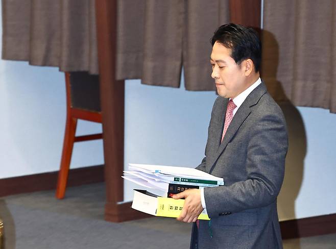 장동혁 국민의힘 대표가 22일 오전 서울 여의도 국회에서 열린 본회의에서 12·3 윤석열 비상계엄 등에 대한 전담재판부 설치 및 제보자 보호 등에 관한 특별법에 대한 무제한토론(필리버스터)을 하기 위해 이동하고 있다. 2025.12.22. 뉴시스