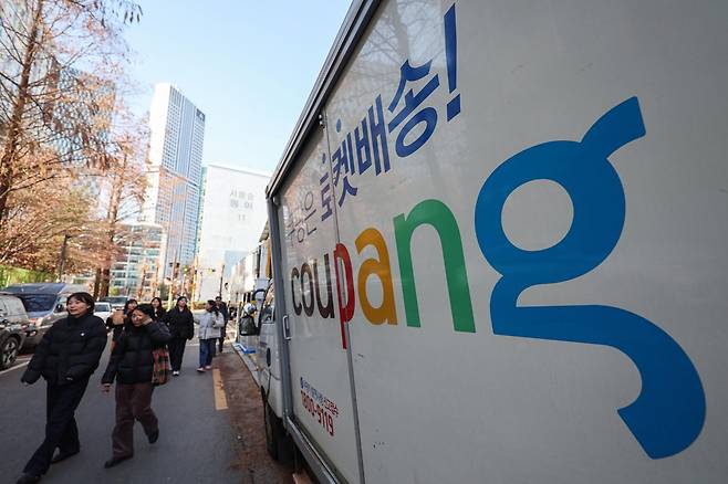 약 3370만 명의 개인정보를 유출해 논란을 일으킨 쿠팡에 대해 정부가 영업정지를 검토하고 있다. 배경훈 부총리 겸 과학기술정보통신부 장관은 지난 17일 국회 과학기술정보방송통신위원회 쿠팡 대규모 개인정보 유출 사태 청문회에서 쿠팡의 영업정지 여부를 공정거래위원회와 논의 중이라고 밝혔다. 사진은 18일 서울 시내 쿠팡 물류센터 모습. 2025.12.18 [서울=뉴시스]