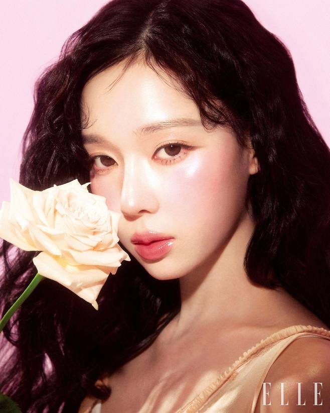 따스한 피치빛의 톱은 Fumika Uchida.