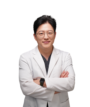 지난 20년 탈모 환자와 모발 이식 환자를 중점으로 진료한 모힐의원의 홍주형 대표원장. 탈모와 저속노화를 다루는 유튜브 채널 '모아시스'와 국제모발이식학회, 대한피부모발학회 다양한 학회에서 활발하게 활동한다. 다양한 탈모 환자를 보며 탈모 발현의 패턴을 분석하고 원인을 찾는 등 탈모 치료에 도움이 되는 연구를 지속하는 중이다.