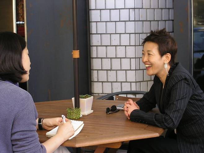 2005년 10월의 어느 날 연극배우 윤석화씨(오른쪽)와 서울 대학로 정미소에서 인터뷰를 진행하는 모습. /사진=서윤경 기자