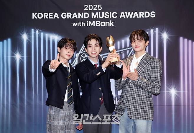 ‘2025 코리아 그랜드 뮤직 어워즈 with iM뱅크’(2025 KGMA) 둘째날 뮤직데이가 15일 오후 인천 영종도 인스파이어 아레나에서 펼쳐졌다. 루시가 수상 후 트로피 세리머니를 하고 있다. 영종도(인천)=KGMA특별취재단/2025.11.15./