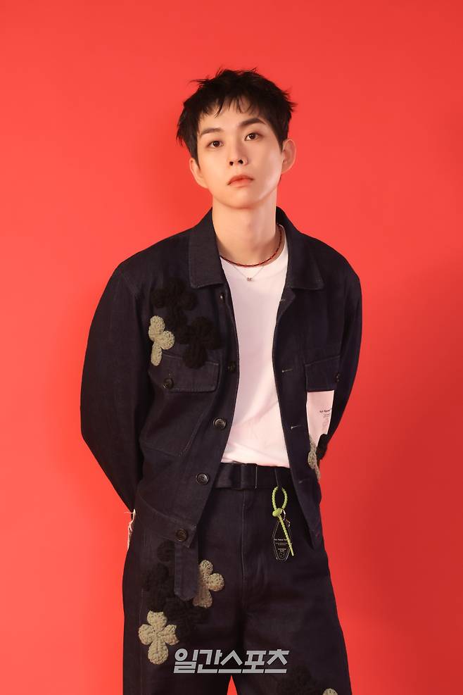 밴드 루시 최상엽이 10일 오후 서울 중구 순화동 KG타워에서 진행된 일간스포츠와의 열말맞이 인터뷰에 앞서 포즈를 취하고 있다. 서병수 기자 qudtn@edaily.co.kr /2025.12.10/