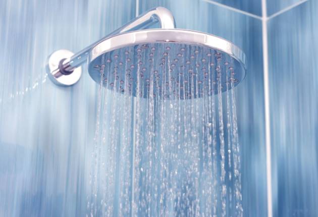 샤워를 하면서 양치질을 하거나 샤워기 물로 입을 헹구는 습관이 세균 감염 위험을 높일 수 있다는 전문의의 지적이 공개됐다. 사진은 본 기사 내용과 무관. [사진=Alpine Kitchens & Bathrooms]