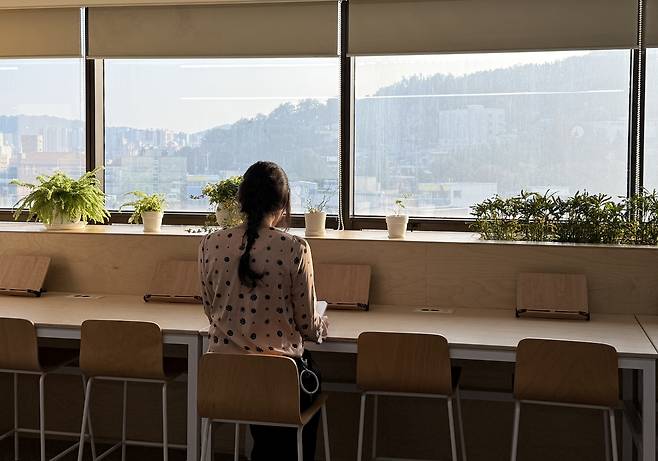 인천 청년미래센터에서 한 30대 여성이 홀로 책을 보며 시간을 보내고 있다. 남수현 기자