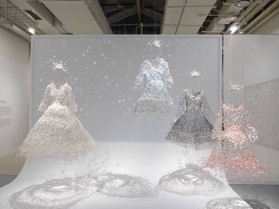 서울공예박물관이 한국 패션아트의 선구자 금기숙 작가의 주요 작품 기증을 계기로 특별전 'Dancing, Dreaming, Enlightening'을 내년 3월15일까지 연다. 금 작가는 초기 패션아트 실험작부터 대표적인 와이어 드레스와 한복 조형 작품은 물론 최근의 업사이클링 작업 등 55건 56점(총 13억 1천만 원 상당)의 작품과 395점의 아카이브 자료를 기증했다. 사진은 2018년 평창동계올림픽 당시 선수단 피켓요원들이 실제 착용했던 '눈꽃요정' 의상들. 사진 서울공예박물관