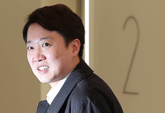 국민의힘 대표 당시 당 공천 과정에 개입했다는 의혹을 받는 이준석 개혁신당 대표가 지난 21일 서울 종로구 KT 광화문빌딩에 마련된 김건희 특검(특별검사 민중기) 사무실에 피의자 조사를 받기 위해 출석하고 있다. 뉴스1