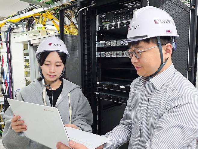 LG유플러스 임직원들이 클라우드랜 기술 검증을 진행하고 있다. 사진=LG유플러스