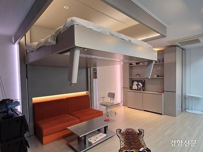 지난 17일 서울 영등포구 문래동 스테이지핸즈 쇼룸에서 이동형 침대 ‘씰리’가 천정으로 이동하고 있다.