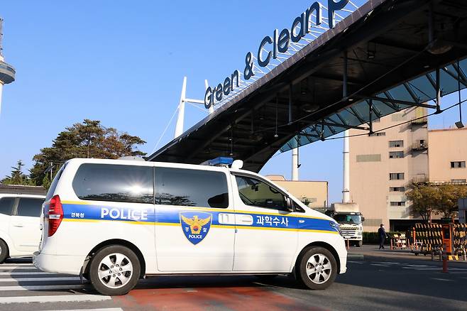 Officials from the Gyeongbuk Provincial Police Precinct enter Posco’s Pohang steelworks on Nov. 26 to conduct a forensic inspection following several workers being injured after inhaling gas. [YONHAP]