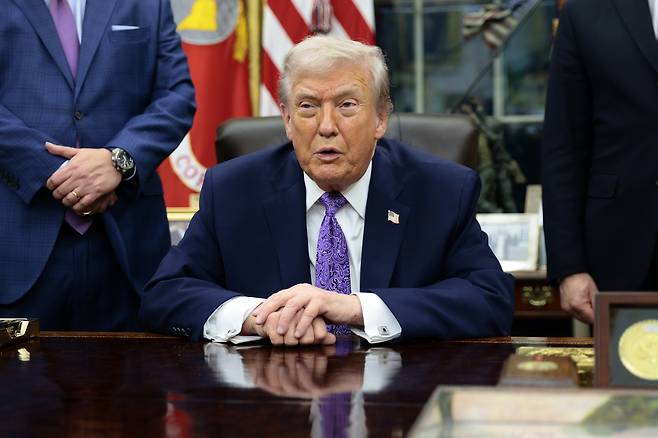 U.S. President Donald Trump delivers remarks during a signing ceremony on artificial intelligence in the Oval Office of the White House in Washington on Dec. 11. [EPA/YONHAP]