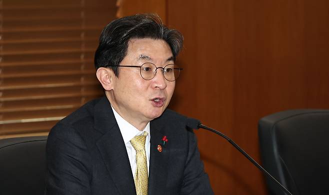Lee Eog-weon, chairman of the Financial Services Commission, speaks at a meeting at the Korea Exchange in Yeongdeungpo District, western Seoul, on Dec. 22. [YONHAP]