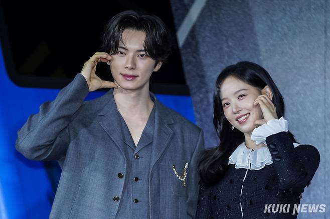 배우 이채민(왼쪽), 강한나가 22일 서울 삼성동 웨스틴 서울 파르나스에서 열린 넷플릭스 시리즈 ‘캐셔로’ 제작발표회에서 포즈를 취하고 있다. 유희태 기자