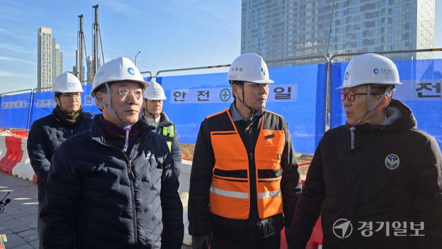 유정복 인천시장이 22일 인천 연수구 GTX-B 인천대입구역 공사 현장을 찾아 이재호 연수구청장 등 관계자들과 현장을 둘러보고 있다. 장민재기자
