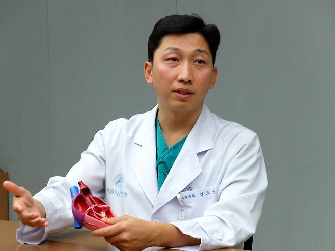 서울아산병원 심장내과 강도윤 교수가 고령화로 최근 들어 급증하는 '초고령 심장판막질환자'와 관련해 '경피적 승모판막 성형술(TEER)'에 대한 건강보험을 적용해 돈 때문에 생명을 포기하는 일이 없어야 한다고 강조하고 있다.