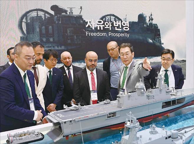 미국 군함 함정 ‘마스가’ 프로젝트는 중형 조선소의 새로운 성장 동력으로 떠올랐다. 특수선 외에도 추가 선종 수주에 힘입어 중형 조선업계가 부활하는 모양새다. 사진은 군함을 설명하는 HJ중공업 관계자들 모습. (HJ중공업 제공)