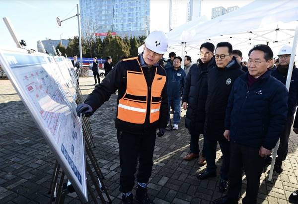 유정복 인천광역시장이 22일 연수구 인천대입구역에서 GTX-B 사업 현장을 점검하고 있다. /사진제공=인천시