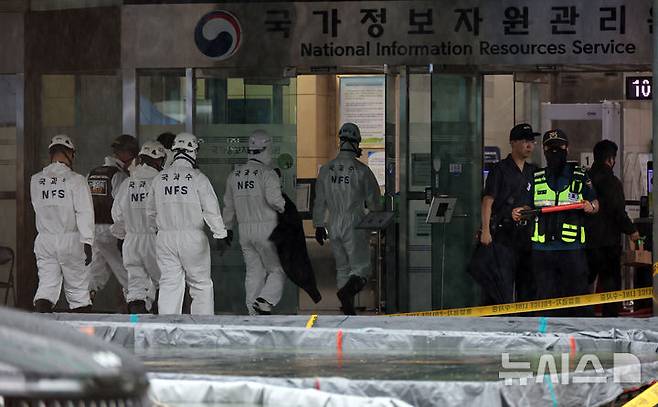 [대전=뉴시스] 강종민 기자 = 지난 9월 28일 국과수 요원들이 화재가 완진된 대전 유성구 국가정보자원관리원 화재현장으로 향하고 있다. 2025.09.28. ppkjm@newsis.com