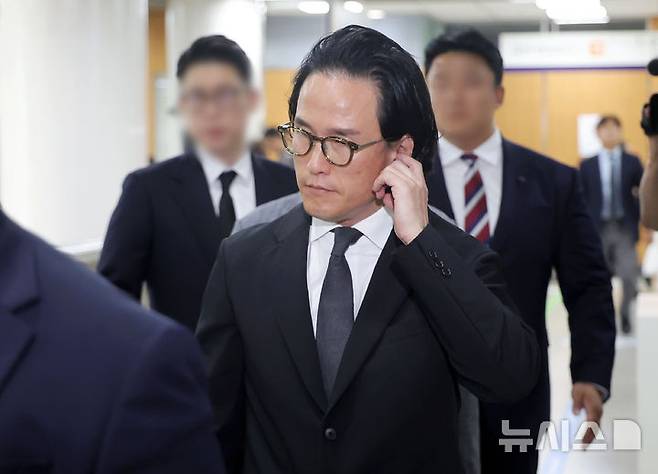 [서울=뉴시스] 홍효식 기자 = 조현범 한국앤컴퍼니그룹 회장이 지난 5월 서울 서초구 서울중앙지방법원에서 열린 200억대 횡령·배임 혐의 관련 선고 공판에 출석하고 있다. 2025.05.29. photo@newsis.com