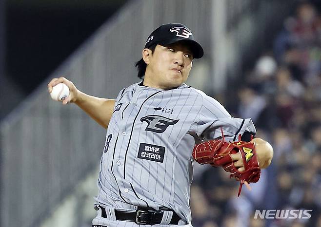 [서울=뉴시스] 김명년 기자 = 11일 서울 송파구 잠실야구장에서 열린 2024 KBO리그 한화 이글스 대 두산 베어스의 경기, 7회말 한화 장시환이 역투하고 있다. 2024.04.11. kmn@newsis.com