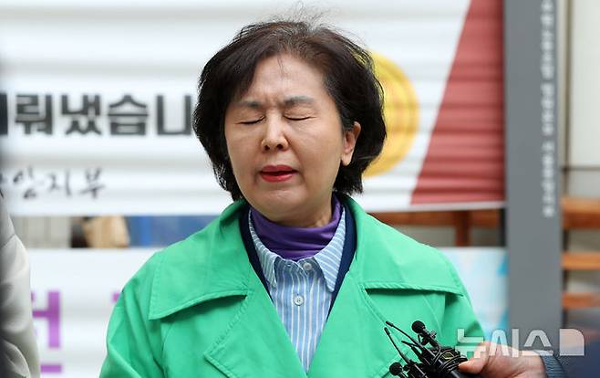 [서울=뉴시스] 김혜진 기자 = 명태균 공천개입 의혹에 연루된 김영선 전 국민의 힘 의원이 24일 오전 서울 서초구 서울중앙지방법원에서 열리는 김건희 여사의 자본시장법 위반 등 혐의 재판에 증인으로 출석하기 전 기자회견을 열고 발언하고 있다. 2025.10.24 jini@newsis.com