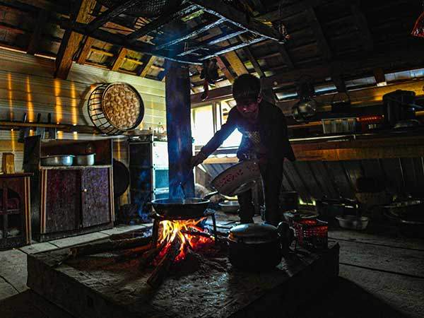 부랑족은 집안 한가운데 불을 피워놓고 생활한다.