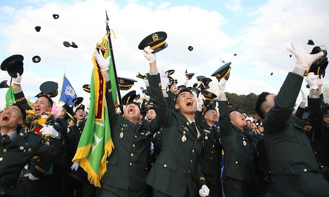 육군사관학교 80기 임관장교들이 육사 화랑연병장에서 열린 졸업 및 임관식에서 학교의 응원구호를 외치고 있다. 육군 제공
