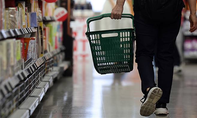 2026년 국내 소매유통시장 성장률이 고물가, 고환율, 소비심리 위축 등의 영향으로 최근 5년간 가장 낮은 수준에 그칠 것이라는 전망이 나왔다. 연합뉴스