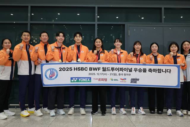 배드민턴 월드투어 파이널스에서 3개의 우승을 차지한 한국 대표팀이 귀국 자리에서 기념 촬영을 하고 있다. 연합뉴스