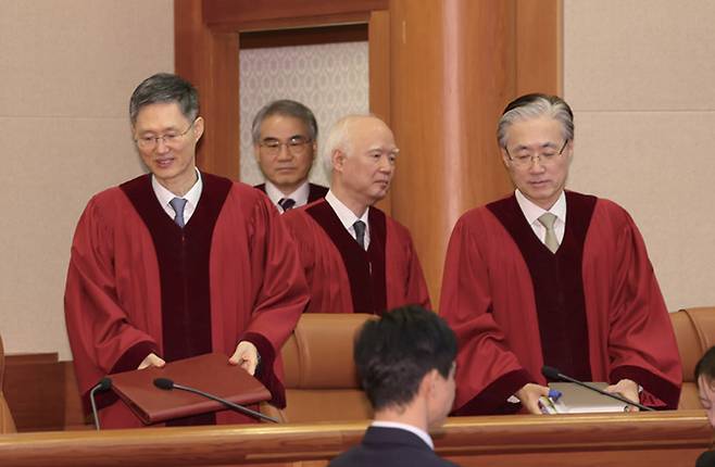 문형배 헌법재판소장 권한대행(왼쪽)을 비롯한 헌법재판관들이 4월10일 서울 종로구 헌법재판소 대심판정에 입장하고 있다. ⓒ시사저널 최준필
