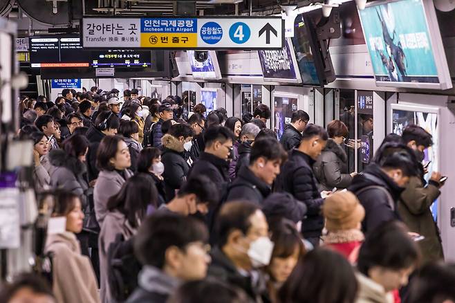 전국철도노동조합이 총파업에 돌입한 지난해 12월5일 오전 시민들이 지하철 1호선 서울역에서 열차를 기다리고 있다. ⓒ시사저널 최준필