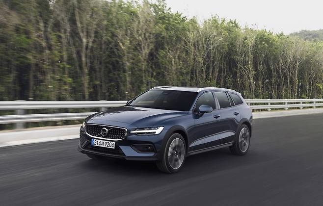 볼보 ‘V60CC’는 세단의 안락함과 SUV의 실용성을 결합한 왜건형 모델이다.&nbsp; 사진제공 ｜볼보자동차코리아
