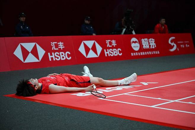 ▲ 왕즈이의 눈물은 중국 배드민턴의 깊은 고민과 좌절감을 상징하는 장면으로 남게 됐다. 현지 언론은 “왕즈이가 이번 패배를 거울삼아 빠르게 상태를 회복해야 한다”고 조언하면서도 안세영이라는 거대한 벽 앞에 좌절한 왕즈이를 냉정하게 응시했다. ⓒ연합뉴스/AFP